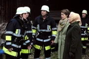 Die Lansinger Feuerwehr ist zur Waldhütte ausgerückt, weil dort Schreie gehört wurden. Doch es waren nur Theres und Maria, die Selbstverteidigungsübungen absolviert haben. Von links: Roland Bamberger (Horst Kummeth), Florian Brunner (Tommy Schwimmer), Sebastian Wildner (Herbert Ulrich), Maria (Daniela März), Theresa (Ursula Erber) und Ludwig Brunner (Martin Wenzl).