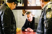 Kinobesitzer Frank Henke (Michael Tregor, M.) wird von Hubert (Christian Tramitz, r.) und Riedl (Paul Sedlmeir, l.) zum aktuellen Mordfall befragt.