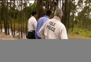 Fall 2: Reise in die Dunkelheit Port Salerno in Florida finden Spaziergänger eine stark verweste Frauenleiche. Die Todesursache - Strangulation. Zwar gelingt es den Ermittlern, den Körper zu identifizieren, aber es fehlen jedwede Spuren die auf einen möglichen Täter hindeuten könnten.