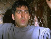 Bug (Ravi Kapoor) entdeckt eine Farm, die illegale Einwanderer aus Mittelamerika zu Sklaven macht und dort einpfercht. Doch sein Erscheinen bleibt nicht unbemerkt.