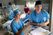 Dr. Annika Rösler und Dr. Marc Lindner schauen sich gemeinsam nochmal die Untersuchungsergebnisse an, bevor sie Kelly Jansen operieren.
