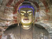 17 Meter hoch ist die Statue des sitzenden meditierenden Buddhas in der Höhle 5, der Yungang-Grotten. Sie wurde Ende des 5. Jahrhunderts von einem Kaiser der Wei-Dynastie gestiftet.