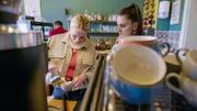 Giulia Gwinn in einem Café.