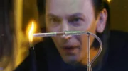 Nigel (Steve Valentine) entdeckt die Todesursache: Die Zigarette war vergiftet.