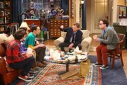 Nach und nach finden Howard (Simon Helberg, l.), Sheldon (Jim Parsons, M.), Leonard (Johnny Galecki, r.) und Raj (Kunal Nayyar, 2.v.l.) Gefallen an Dr. Lorvis (Billy Bob Thornton, 2.v.r.) ...