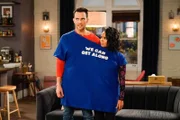 Max (Cheyenne Jackson, l.); Randi (Kyla Pratt, r.)