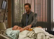 Mit großen Schwierigkeiten wird ein 600 Pfund schwerer Mann namens George (Pruitt Taylor Vince, l.) zu Dr. House (Hugh Laurie, r.) in die Klinik gebracht ...