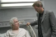 Dr. Gregory House (Hugh Laurie, r.) hat Gabriel (John Laroquette, l.) nach zehn Jahren aus dem Koma geholt, um mehr über die Geschichte der Familie erfahren zu können.
