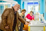 Ludwig Pfeifer (Markus Maria Profitlich, l.), Petra Pfeifer (Franziska Traub, M.) und Talula Pfeifer (Carolin Walter, r.) auf dem Krankenhausflur.