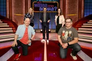Moderator Kai Pflaume (M.) und seine Rateteam-Kapitäne Bernhard Hoëcker (l.) und Elton (r.) begrüßen in dieser Sendung die Fernsehmoderatorin Nadine Krüger (2.v.l.) und die Fernsehmoderatorin Alina Stiegler (2.v.r.).