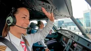 Die Fluggesellschaft Condor setzt ein Zeichen für die Brustkrebsvorsorge. Dafür hat sie, als einzige Airline weltweit, ein Airbus A320 in Pink-gestreift lackiert. Erste Offizierin Anna Sommer (vorne) und Flugkapitänin Katharina Heiman tragen extra für den ersten Flug im Pink Plane eine Pink-gestreifte Krawatte.