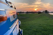 Einen Sommer lang fahren der blaue Robur-Bus und Besitzer Reinhard Rogge die Havel entlang von der Quelle bis zur Mündung. Die zweite Hälfte des Weges führt von Berlin bis nach Gnevsdorf, wo die Havel in die Elbe fließt: Unterwegs auf den Spuren der Geschichte und auf der Suche nach Menschen, die an der Havel ihr Glück finden. - Der Robur-Bus am Zusammenfluss von Havel und Elbe.