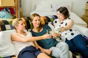 Lizzy Riedmüller (Theresa Underberg, l.), Betty Dewald (Bettina Lamprecht, M.) und Talula Pfeifer (Carolin Walter, r.) haben etwas zu feiern.