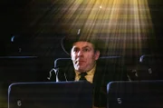 Riedl (Paul Sedlmeir) darf den Hut ins Kino ausführen.