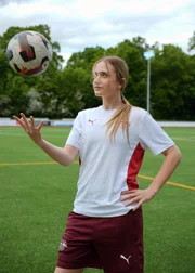 Seit drei Jahren trainiert Luise im Nachwuchsleistungszentrum von RB Leipzig. Nur die Besten spielen hier. Luise konnte sich bei einem Sichtungstraining durchsetzen.