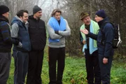Am See angekommen sind die Männer plötzlich auch nicht mehr besonders scharf darauf, in den eiskalten See zu springen. Von links: Ludwig Brunner (Martin Wenzl), Florian Brunner (Tommy Schwimmer), Mike Preissinger (Harry Blank), Sebastian Wildner (Herbert Ulrich), Bürgermeister Schattenhofer (Werner Rom) und Roland Bamberger (Horst Kummeth).