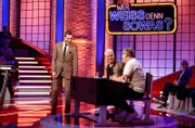Moderator Kai Pflaume (l.) mit Rateteam-Kapitän Elton (r.) und dem Fernsehmoderator Guido Cantz (2.v.r.).