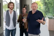 Paul Böhmer (Jürgen Tonkel) glaubt an die Schuld von David Schirmer (Moritz Stephan, l.) aber auch Leon Meyerling (Axel Milberg, r.) will seinen Ruf schützen – geht er dafür über Leichen?