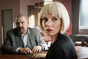 Kommissar Freddy Schenk befragt eine Mieterin der siebten Etage: Dietmar Bär als Freddy Schenk, Antonia Bill als Jasmin Backes