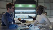 Tom (Shon Amsalem) und Sitar (Monica Joseph) rätseln über Gabbys (Ilae Ilaee Lahav) Zustand.