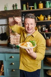 Jamie Oliver präsentiert sein Gericht.    +++