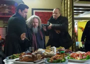 Nick Amaro (Danny Pino, l.) und Odafin "Fin" Tutuola (Ice-T, r.) nehmen einen Verdächtigen, den Produzenten Pearson (Mark Boone Junior), fest. Hat er wehrlose Kinder für pornografische Zwecke missbraucht?