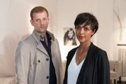 Maximilian Murnau (Christoph Schechinger) befragt Eva Bernhardt (Dennenesch Zoudé) nach den Vorkommnissen in ihrer Modelagentur – weiß sie mehr?