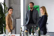 Apathisch schaut Nicole Deetmers (Pauline Knof, r.) ins Leere, während ihr Chef Phil Koslowski (Dominik Maringer, M.) von Jasmin Sayed (Sesede Terziyan, l.), vom Tod seines Kompagnons erfährt.