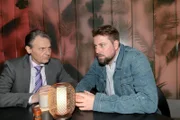 Gerner (Wolfgang Bahro, l.) kann Johns (Felix von Jascheroff) Sorgen um das Baby nur zu gut nachempfinden.