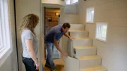 Die Kinder sind aus dem Haus und somit verkleinern sich Sonda und Rich. Da sie nicht auf den gewohnten Komfort verzichten möchten, soll das Mini-Haus vor allem eins werden: luxuriös. Rich ist Bauunternehmer und nimmt das Projekt selbst in die Hand. Ein schickes Bad und genug Stauraum sind essenziell für die beiden.