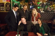Die Detectives (v.l.) Nick Amaro (Danny Pino), Brian Cassidy (Dean Winters), Odafin "Fin" Tutuola (Ice T), Amanda Rollins (Kelli Giddish) und Olivia Benson (Mariska Hargitay) schauen sich einen frauenverachtenden Satiriker genauer an und erkennen schnell, dass die Vergewaltigung einer Studentin kein Einzelfall ist...