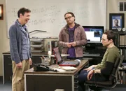 "The Big Bang Theory", "Jodeln für Nerds." Sheldon soll für eine großartige Entdeckung, die er vor kurzem gemacht hat, ein Radiointerview geben. Leider nimmt das Gespräch jedoch nicht die erhoffte Richtung. Dem nicht genug, stellt Leonard wenig später fest, dass die Untersuchungsergebnisse, die Sheldon bei seinem Interview präsentiert hat, fehlerhaft sind. Da seine Wohnung renoviert wird, zieht Raj für eine Woche zu Howard und Bernadette. Bernadette zeigt sich davon wenig begeistert, vor allem, weil Raj auch seinen Hund mitnimmt. Im Bild (v.li.): John Ross Bowie (Barry Kripke), Johnny Galecki (Leonard Hofstadter), Jim Parsons (Sheldon Cooper).