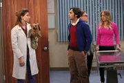 "The Big Bang Theory", "Eisenbahnromantik." Amy hat sich für den Valentinstag etwas ganz Besonderes vorgenommen. Gemeinsam mit Sheldon will sie nach Napa Valley fahren. Der Reiz liegt im Detail: Die beiden werden in einem original restaurierten Zug von 1915 reisen. Howard und Bernadette schließen sich ihnen an, während Penny und Leonard den Abend auf Rajs Bitte hin in den eigenen vier Wänden verbringen. Er braucht jemanden zum Hundesitten. Als die Freunde ihre Aufsichtspflicht vernachlässigen, entpuppt sich dies als segenreich. Im Bild (v.li.): Tania Raymonde (Yvette), Kunal Nayyar (Rajesh Koothrappali), Johnny Galecki (Leonard Hofstadter), Kaley Cuoco (Penny).
