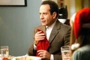 Den Weihnachtsabend verbringt Monk (Tony Shalhoub) zusammen mit Natalie, die ein paar Obdachlose zum Essen eingeladen hat. Den Umgang mit einer Serviette muss der reinliche Monk den Gästen noch beibringen ...