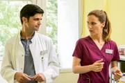 Dr. Behring (Maximilian Grill) und Betty Dewald (Bettina Lamprecht).