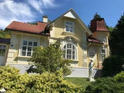Die Villa Bajadere in Neuhaus, einst für Sommerfrischler zu mieten, liebevoll renoviert vom heutigen Eigentümer. Die Villa Bajadere in Neuhaus, einst für Sommerfrischler zu mieten, liebevoll renoviert vom heutigen Eigentümer.