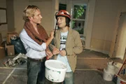 Bruno (Tim Sander, r.) will seinen peinlichen Auftritt wieder gutmachen und entschuldigt sich bei Sven (Matthias Gall, l.).