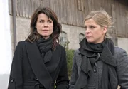 Barbara (Nicola Tiggeler, l.) versucht, Götz's Erbin Lena (Johanna Bönninghaus, r.) auf ihre Seite zu ziehen.