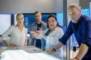 Dr. Franziska Beck erklärt, wie Herbst brutal die Hand verdreht wurde. Von links: Gruppeninspektorin Penny Lanz (Lilian Klebow), Bezirksinspektor Simon Steininger (Michael Steinocher), Gerichtsmedizinerin Dr. Franziska Beck (Maria Happel) und Major Carl Ribarski (Stefan Jürgens).