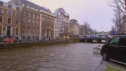 Brian und Alli haben Jobangebote in Amsterdam erhalten und beschließen, von New York City in die niederländische Hauptstadt zu ziehen.