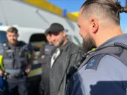 Alltag beim Zoll: Einsatzbesprechung vor dem Zugriff.