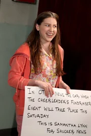 Während sich Axl mit seinem Abschlussballdate rumschlägt und Brick sich als Dramaturg versucht, hat Sue (Eden Sher) nur ein Ziel: Sie will in der Mittagspause an einem besseren Tisch sitzen ...