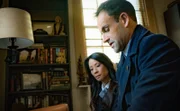 Als ein Botanik-Professor und dessen Studentengruppe tot aufgefunden werden, beginnt für Sherlock Holmes (Jonny Lee Miller, r.) und Joan Watson (Lucy Liu, l.) die Suche nach dem Mörder ...
