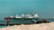 In der Nähe der Badestrände im niedersächsischen Hooksiel liegen seit einiger Zeit zwei Flüssiggas-Terminals. Zahlt sich die milliardenschwere Investition für die Energiesicherheit aus – oder sind die Flüssiggasterminals umweltschädliche Geldverschwendung?