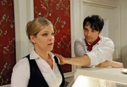 Robert (Lorenzo Patané, r.) zeigt sich Lena (Johanna Bönninghaus, l.) gegenüber als Freund.