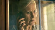 Franziska Wittgenstein (Hedi Kriegeskotte) telefoniert mit Lorenz Degen (Anatole Taubman).