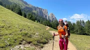 Tamina Kallert (r) wandert mit acht WDR2- Hörern und Hörerinnen und einem Hund von West nach Ost einmal quer durch die italienischen Dolomiten.