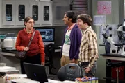 L-R: Amy Farrah Fowler (Mayim Bialik), Rajesh Koothrappali (Kunal Nayyar), Howard Wolowitz (Simon Helberg)