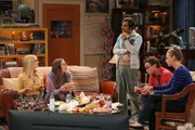 L-R: Bernadette Rostenkowski (Melissa Rauch), Amy Farrah Fowler (Mayim Bialik), Raj Koothrappali (Kunal Nayyar), Leonard Hofstadter (Johnny Galecki), Penny (Kaley Cuoco-Sweeting)