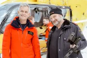 Bergretter Michi (Robert Lohr, l.) und Polizist Gert (Martin Leutgeb, r.) sind sich einig, was sie mit dem Geld aus dem Transporter anfangen würden.